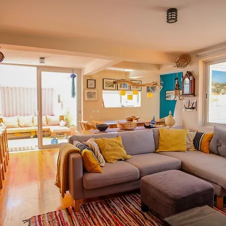 House With Terrace And Bbq Hébergement de vacances